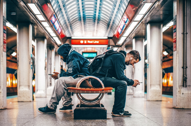 dati - viaggiatori con smartphone